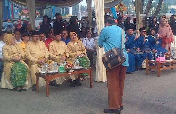 Dua paslon Gubernur dan Wakil Gubernur Jambi saat acara pembacaan  naskah Pilkada damai siang ini (27/8)